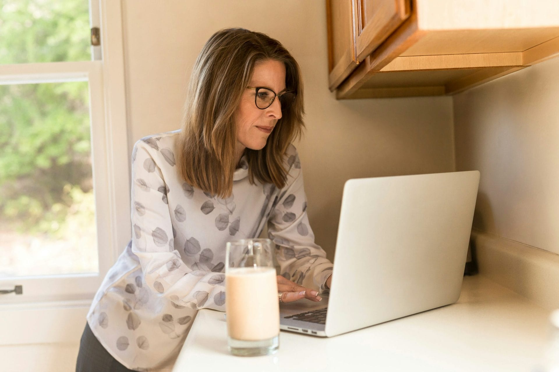 A women using laptop